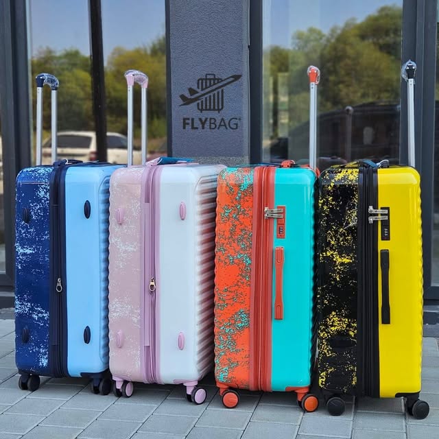 Добірка кольорових валіз біля магазину Flybag